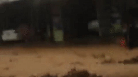 Clip: Cận cảnh dòng nước lũ kinh hoàng ở Nam Trà My, 1 người đi đường bị cuốn phăng