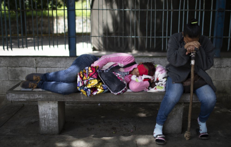 Giữa "cuồng phong COVID-19", phụ nữ Venezuela tự chống chọi với dịch bệnh
