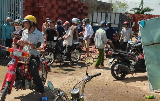 "Sốt" ngói, tôn, đồ điện... sau bão số 9