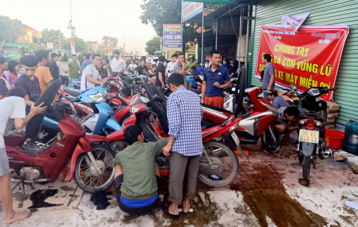 Những biệt đội tình nguyện “hồi sinh” xe máy, đồ điện tử bị ngâm nước sau lũ lịch sử