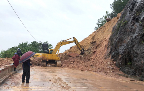 Nghệ An: Nhiều quốc lộ chia cắt do sạt lở, 2 người bị lũ cuốn trôi