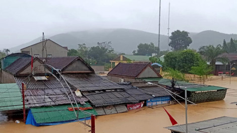 Nghệ An: Thủy điện đồng loạt xả lũ, nhà dân ngập tới nóc chỉ sau một đêm