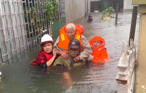 Thành Vinh ngập sâu, cảnh sát dùng xuồng khẩn cấp sơ tán dân