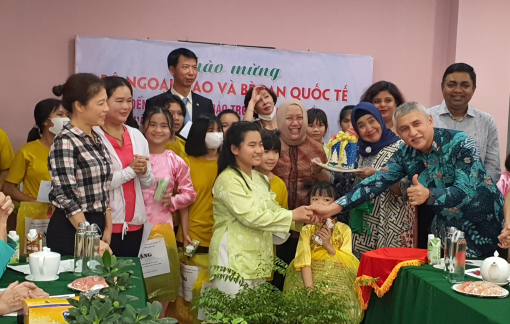 Bộ Ngoại giao và bè bạn quốc tế đến thăm Mái ấm Bà Chiểu