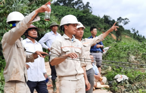 Dùng ròng rọc băng qua sông, cứu 80/200 công nhân thủy điện Đăk Mi 2