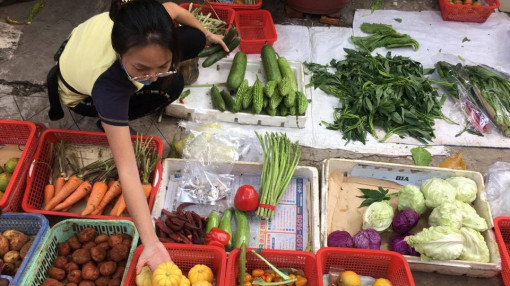 Giá rau củ neo cao do mưa bão