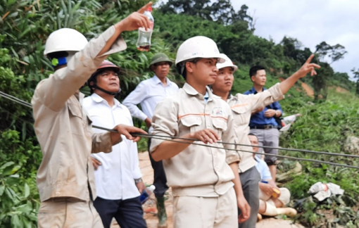 Tiếp tế lương thực cho 200 công nhân thủy điện Đăk Mi 2 bằng cáp treo qua sông