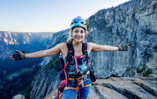Clip: Cô gái xinh đẹp trở thành nhà leo núi dũng cảm nhất thế giới
