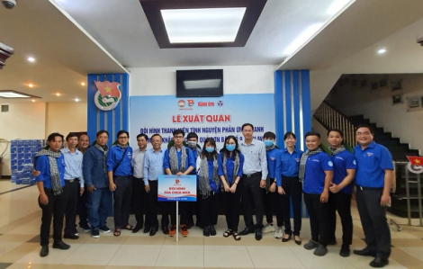Đoàn viên công nhân EVNHCMC tham gia cứu trợ tại tỉnh Quảng Nam và Quảng Ngãi