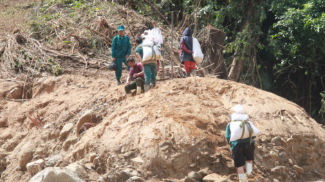 Quảng Nam: 500 người cõng 10 tấn hàng, băng rừng lội suối cứu trợ 2 xã bị cô lập