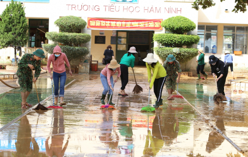 Học sinh vùng bão, lũ miền Trung không còn sách vở học hành