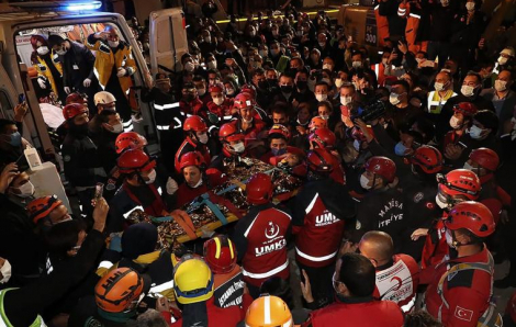Thổ Nhĩ Kỳ cứu được hai bé gái khỏi đống đổ nát sau 3 ngày động đất