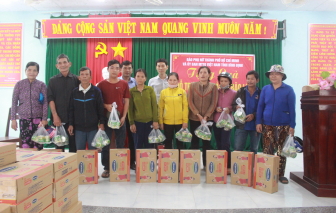 Báo Phụ Nữ TPHCM cùng Vinamilk trao quà cho người dân chịu ảnh hưởng bão lũ ở Bình Định