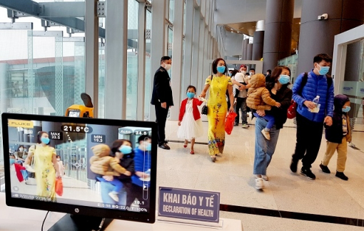 Hà Nội: Nhân viên khách sạn mượn điện thoại của bệnh nhân COVID-19 nói chuyện