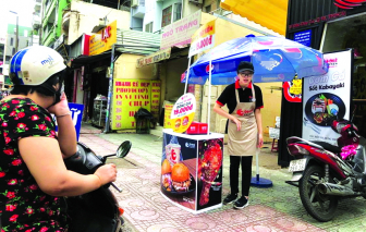 Hậu COVID-19: Thương hiệu lớn cũng ra vỉa hè kinh doanh