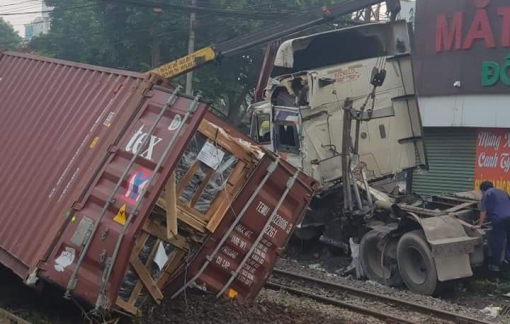 Băng qua đường ray, container bị tàu hỏa tông đứt lìa