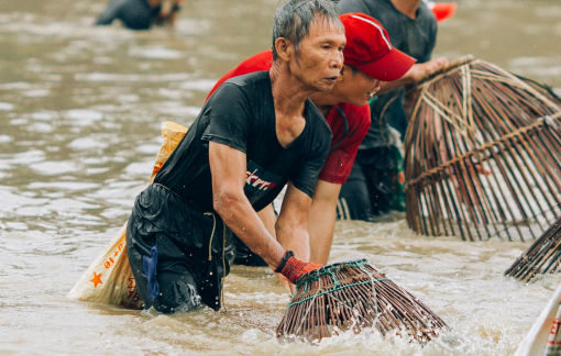 Sông quê như hội sau lũ