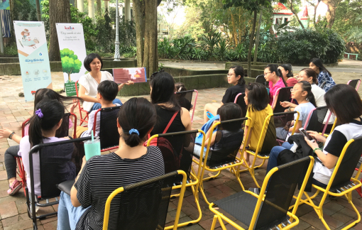 Khi trẻ em đọc sách dưới những vòm cây