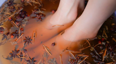Cách ngâm chân vào nước ấm tốt cho sức khỏe