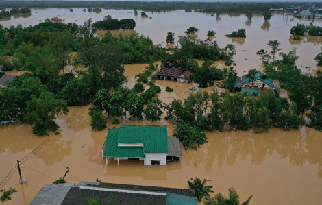Thủ tướng: Chính phủ nghiêm túc đánh giá nguyên nhân bão lũ miền Trung