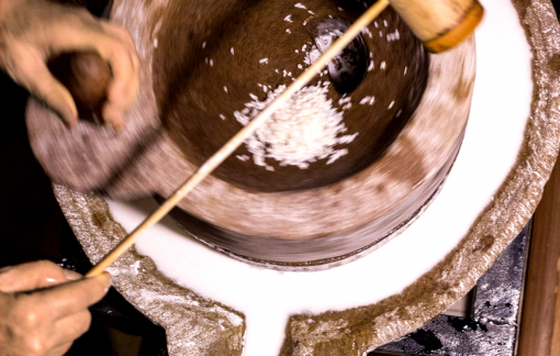 Cái xửng hấp, cối xay bột và món bánh ít trần