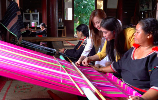 Nghề dệt thổ cẩm truyền thống: Nỗi buồn và hy vọng