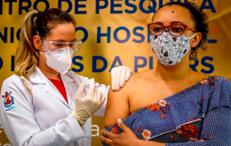 Brazil dừng thử nghiệm vắc-xin COVID-19 của Trung Quốc vì "sự cố nghiêm trọng"