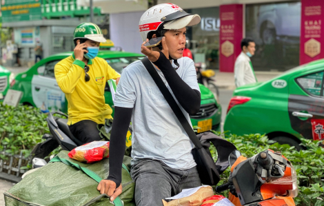 Shipper Sài Gòn giao hàng 'không kịp thở' trong ngày Lễ Độc thân