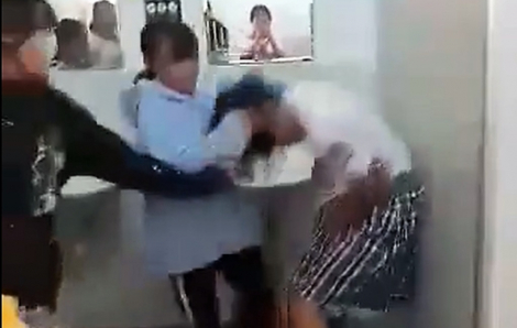 Xôn xao nữ sinh đánh nhau trong nhà vệ sinh vì “hiềm khích” trên mạng xã hội