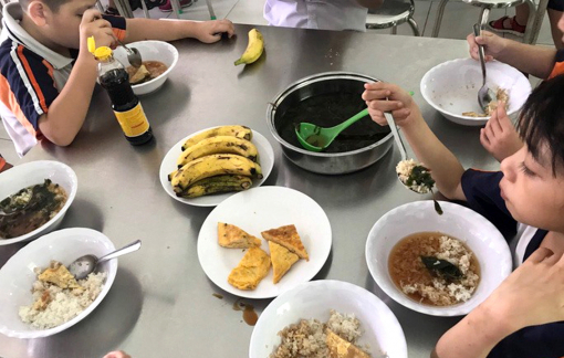 Vì sao giá mỗi suất ăn cho công nhân, học sinh quá “bèo”?