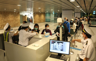 Tối 13/11, 3 mẹ con cùng mắc COVID-19 khi trở về từ Pháp