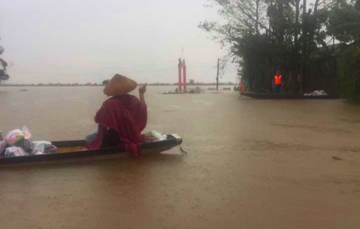 Xe công nông lật giữa dòng nước lũ, một nữ sinh tử nạn