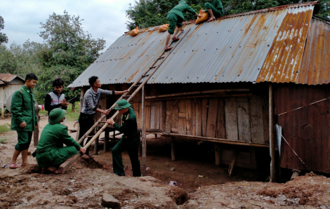 Bộ đội biên phòng Quảng Trị giúp bà con chằng chống nhà cửa phòng chống bão số 13