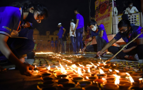 Thành phố linh thiêng Ấn Độ lập kỷ lục thắp đèn nhiều nhất thế giới