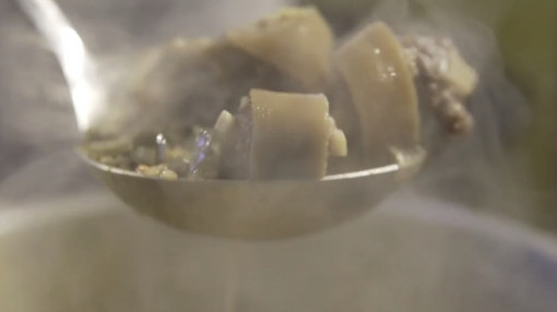 Độc đáo món đuôi bò hầm lá sọ chó