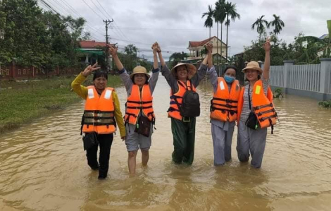 Những người đàn bà đi trong bão lũ