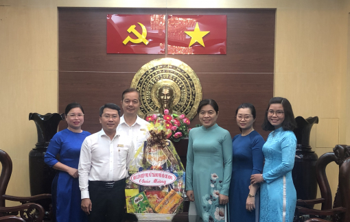 Hội liên hiệp Phụ Nữ TP.HCM thăm Mặt trận Tổ Quốc và các thầy cô giáo