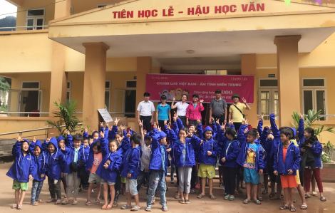 Chubb Life Việt Nam trao tặng hơn 15.000 chiếc áo ấm cho trẻ em vùng lũ