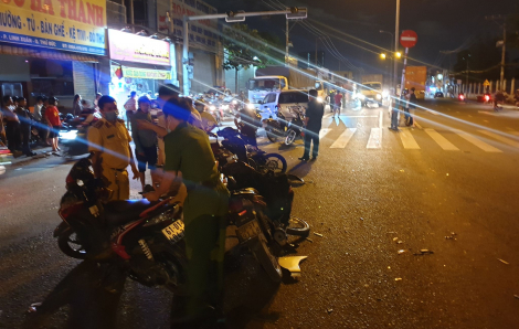 Ô tô "điên" lùa hàng loạt xe máy giữa đêm khuya, nhiều người chuyển đi cấp cứu