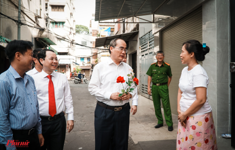 Nhánh hoa bất ngờ gửi thầy Nguyễn Thiện Nhân - người chưa từng gặp gỡ