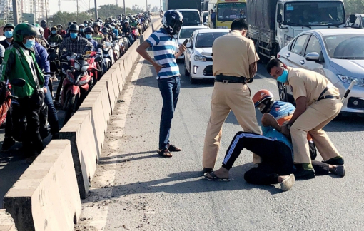 Bắt khẩn cấp tài xế xe ben húc vào xe cảnh sát giao thông