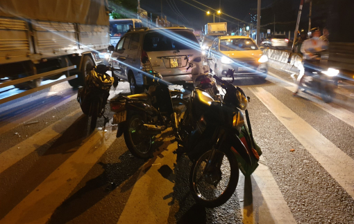 Tài xế ô tô “điên” lùa hàng loạt xe máy giữa đêm khuya khai gì?