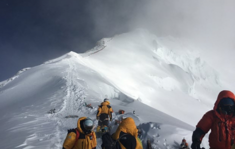 Báo động ô nhiễm đỉnh Everest