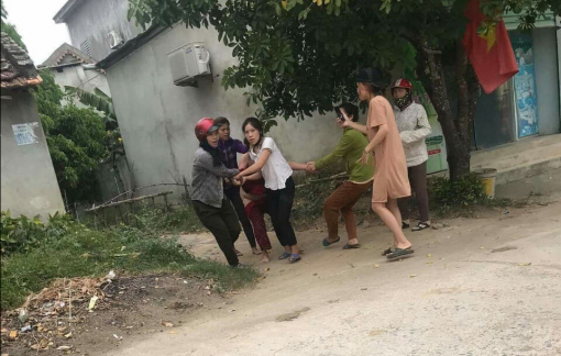 5 phụ nữ bị truy tố vì lột đồ, kéo lê chủ nợ trên đường