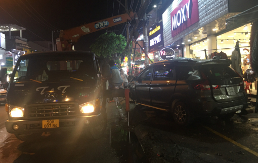 Ô tô “điên” tông nhiều xe máy rồi lao vào nhà dân, ít nhất 2 người bị thương