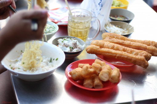 Quán hủ tiếu mì cá khách liên tục hỏi "có chưa?" giữa quận 1