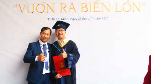 Nhận bằng tốt nghiệp muộn vì bận... làm lính Trường Sa