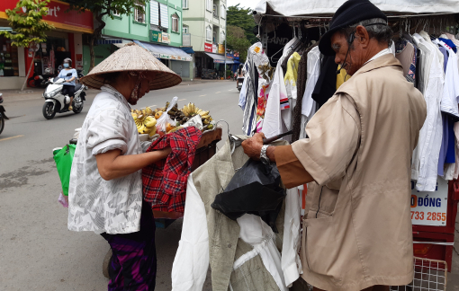 Rong ruổi khắp Sài Gòn để bán quần áo giá... 0 đồng