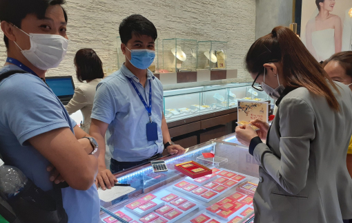 Giá vàng về sát mốc 56 triệu đồng/lượng