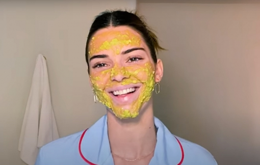 Clip: Kendall Jenner hướng dẫn đắp mặt nạ cho da mụn